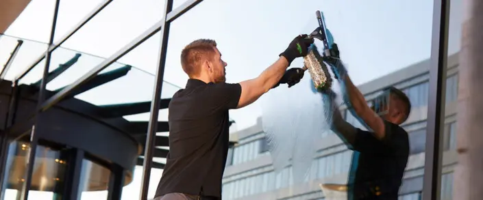 Professionelle Glasinnenreinigung von Glas-Tecno-4.0 Moderne und Umweltfreundliche Glasinnenreinigung